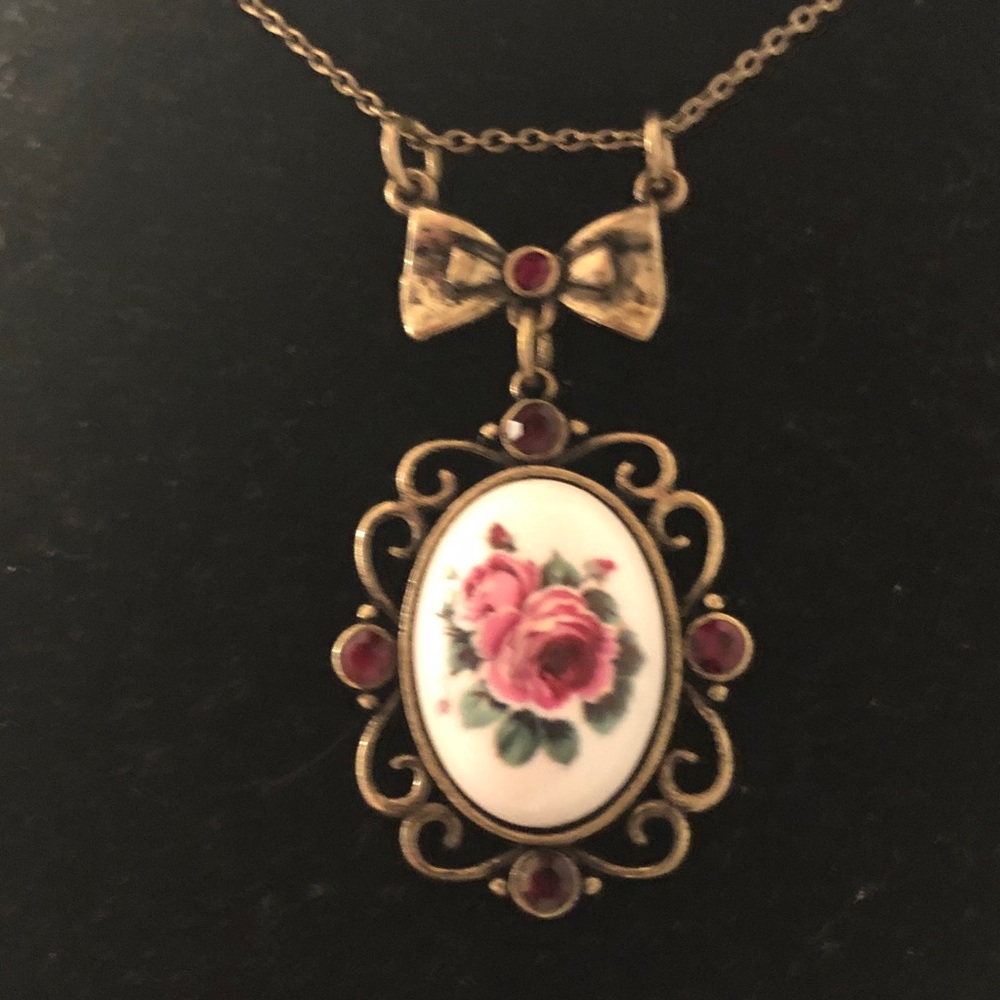 Elegant Gold Pendant Necklace with Floral Design